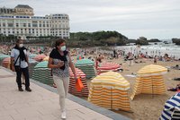 Potíže dovolenkářů na jihu Francie: Otravy, příznaky podobné covidu a zavřené pláže