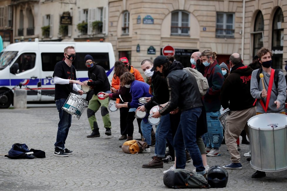 Paříž: protest u divadla Odéon proti zavřené kultuře.