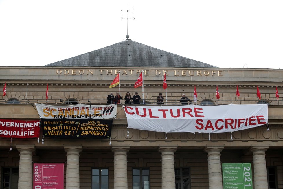 Paříž: protest u divadla Odéon proti zavřené kultuře.