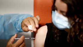 Francouzský prezident apeloval na Francouze, aby se nechali očkovat