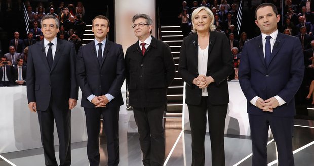 Spory o migranty, burkiny i frexit: Macron v debatě kandidátů předčil Le Penovou