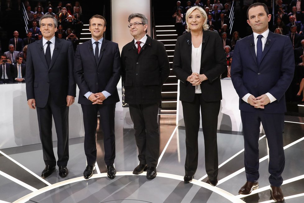 Debata prezidentských kandidátů ve Francii: Zleva Fillon, Macron, Melenchon, Marine Le Penová a Hamon