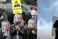 Masivní demonstrace ve Francii. Proti Le Penové vyšly do ulic tisíce lidí