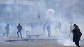 Ve Francii se konaly u příležitosti prvního máje demonstrace za zachování sociálních jistot pro pracující a nezaměstnané, ale také proti Marine Le Penové, jež se dostala do druhého kola prezidentských voleb.