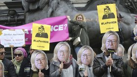 Ve Francii se konaly u příležitosti prvního máje demonstrace za zachování sociálních jistot pro pracující a nezaměstnané, ale také proti Marine Le Penové, jež se dostala do druhého kola prezidentských voleb.