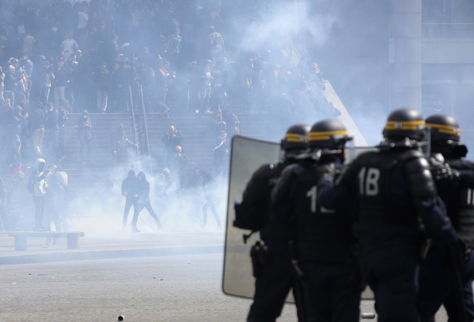 Ve Francii se konaly u příležitosti Prvního máje demonstrace za zachování sociálních jistot pro pracující a nezaměstnané, ale také proti Marine Le Penové, jenž se dostala do druhého kola prezidentských voleb.