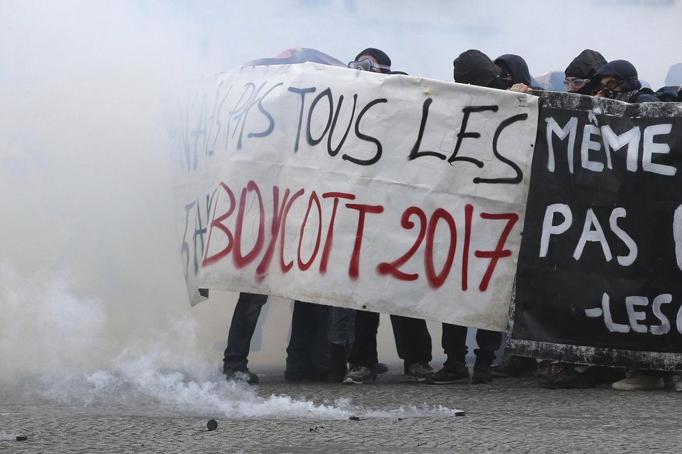 Ve Francii se konaly u příležitosti Prvního máje demonstrace za zachování sociálních jistot pro pracující a nezaměstnané, ale také proti Marine Le Penové, jenž se dostala do druhého kola prezidentských voleb.