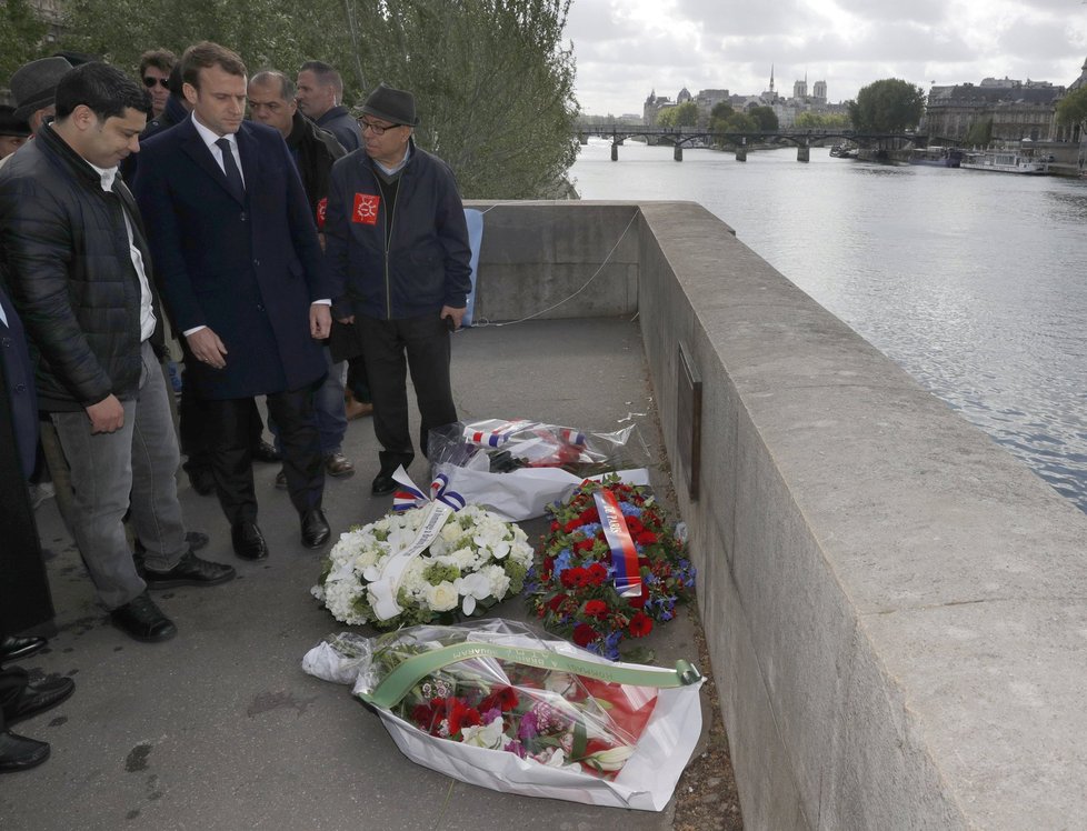 Macron dopoledne u jednoho z pařížských mostů uctil památku Maročana Brahima Bouarrama, jehož 1. května 1995 svrhli do Seiny krajně pravicoví aktivisté.