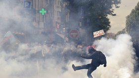 Paříž ochromily protesty proti novele zákoníku práce. Protivládní demonstrace svolaly odbory.
