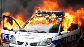 Demonstrace proti násilí ve Francii: Zapálené policejní auto, zranění policisté