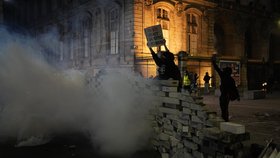 Protesty v Lyonu přešly v útoky a rabování.