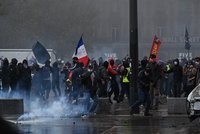 Protesty ve Francii sílí: Radnice v plamenech, vyrabované obchody a výzvy k demisi