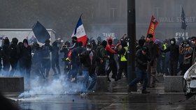Protesty v Paříži provázelo násilí.