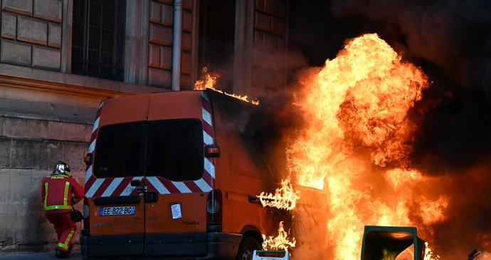Protesty v Paříži provázelo násilí.