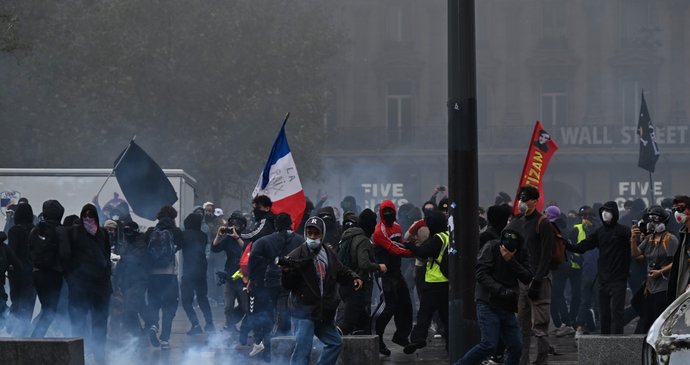 Protesty v Paříži provázelo násilí.