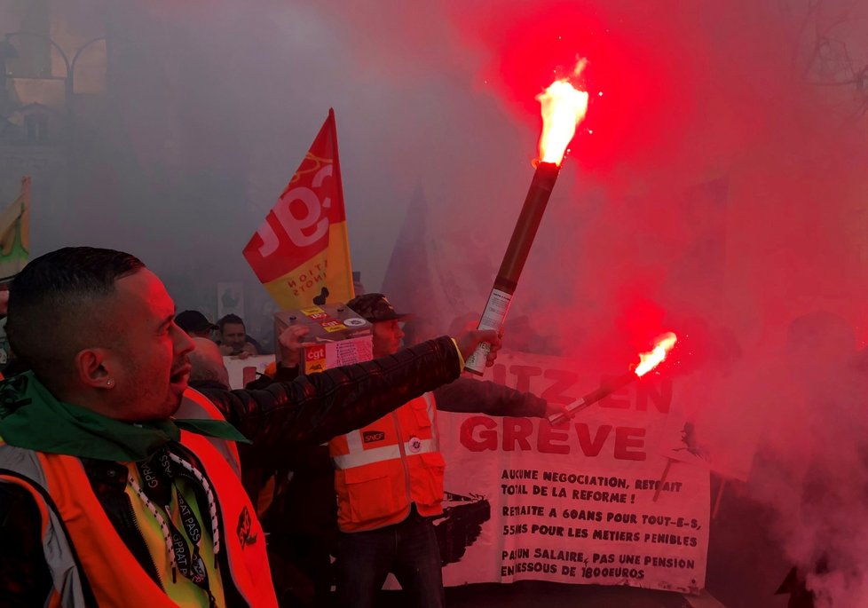 Francouzi znovu protestovali proti Macronově důchodové reformě. (17. 12. 2019)