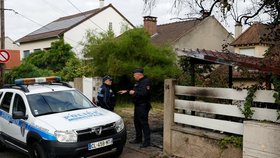 Chaos ve Francii: Zapáleným autem zaútočili na dům starosty! Zranili manželku a dítě 
