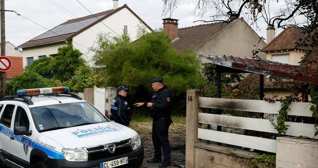 Chaos ve Francii: Zapáleným autem zaútočili na dům starosty! Zranili manželku a dítě 