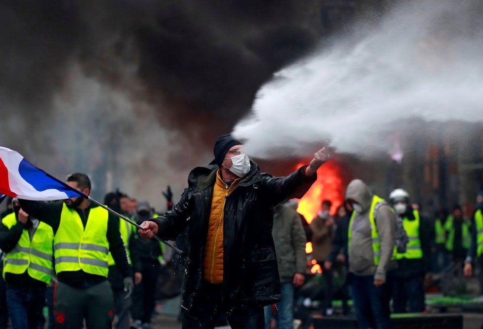 Ve Francii probíhají protesty proti zdražování pohonných hmot (24.11.2018)