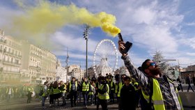 Francouzi od 17. listopadu protestovali v sobotu už potřetí v rámci hnutí takzvaných žlutých vest nejen kvůli plánovanému zvýšení cen pohonných hmot, ale proti růstu životních nákladů obecně. K sobotním akcím se připojilo v celé zemi na 75.000 lidí.