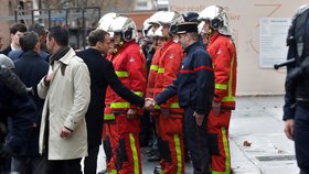 Prezident Emmanuel Macron svolal na neděli mimořádnou schůzi vládních činitelů a ihned po svém návratu ze summitu G20 v Argentině zamířil k Vítěznému oblouku, aby si prohlédl škody.