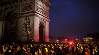 Poničený Vítězný oblouk, rabování a brutální protesty. Francii hrozí výjimečný stav