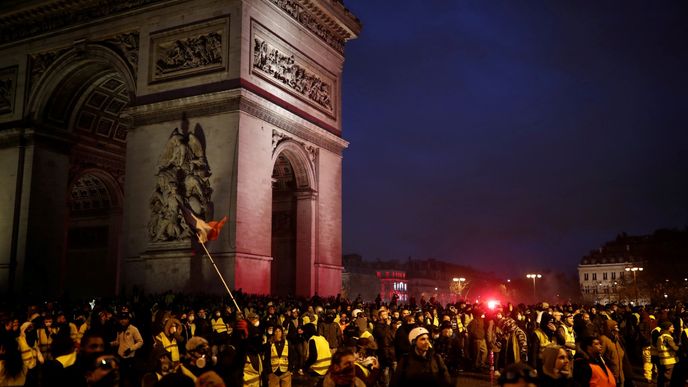 Ve Francii probíhají protesty proti zdražování pohonných hmot
