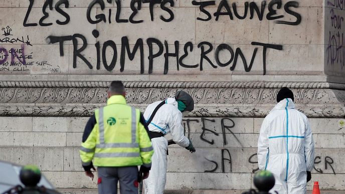 Francouzi od 17. listopadu protestovali v sobotu už potřetí v rámci hnutí takzvaných žlutých vest nejen kvůli plánovanému zvýšení cen pohonných hmot, ale proti růstu životních nákladů obecně. K sobotním akcím se připojilo v celé zemi na 75.000 lidí