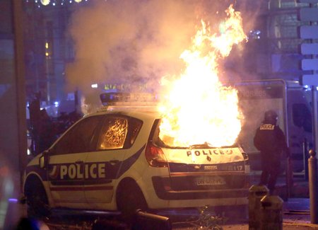 Francouzi od 17. listopadu protestovali v sobotu už potřetí v rámci hnutí takzvaných žlutých vest nejen kvůli plánovanému zvýšení cen pohonných hmot, ale proti růstu životních nákladů obecně. K sobotním akcím se připojilo v celé zemi na 75.000 lidí.