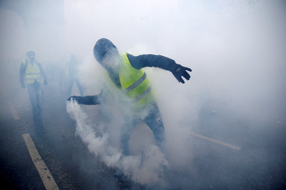 Ve Francii probíhají protesty proti zdražování pohonných hmot (1.12.2018)