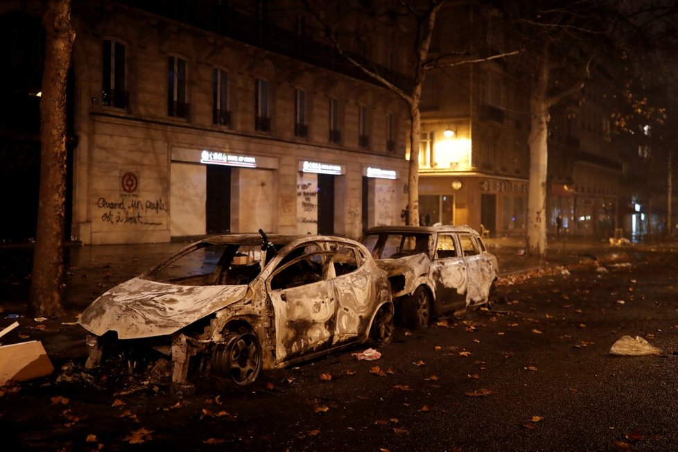 Ve Francii probíhají protesty proti zdražování pohonných hmot (1.12.2018)