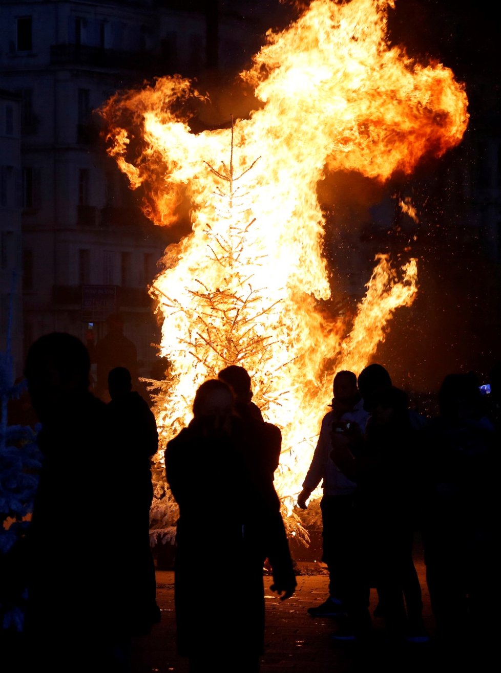 Ve Francii probíhají protesty proti zdražování pohonných hmot (1.12.2018)