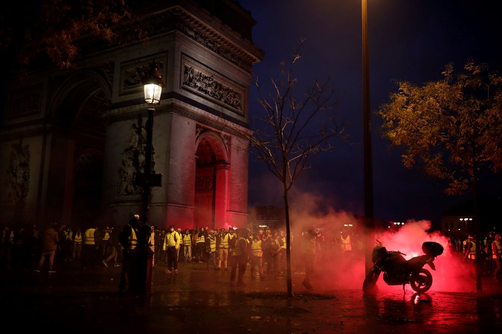 Ve Francii probíhají protesty proti zdražování pohonných hmot (1.12.2018)