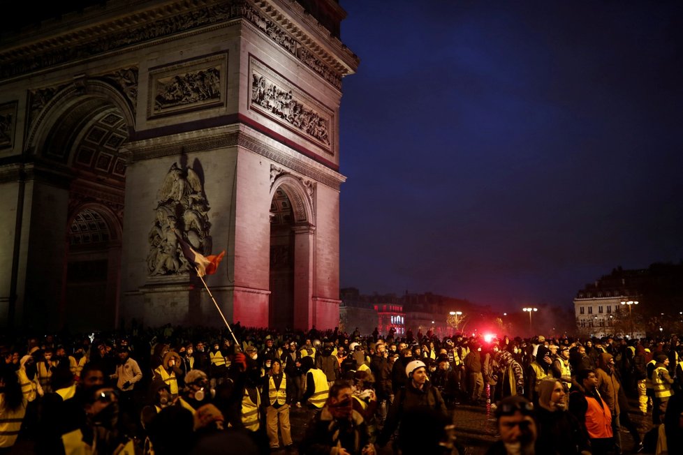 Ve Francii probíhají protesty proti zdražování pohonných hmot (1.12.2018)