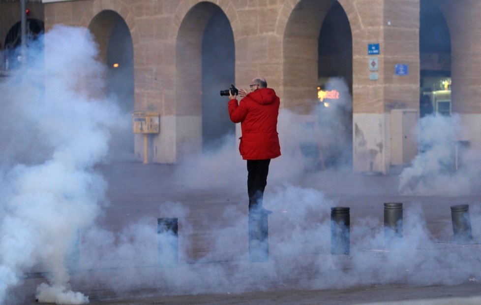 Francouzi od 17. listopadu protestovali v sobotu už potřetí v rámci hnutí takzvaných žlutých vest nejen kvůli plánovanému zvýšení cen pohonných hmot, ale proti růstu životních nákladů obecně. K sobotním akcím se připojilo v celé zemi na 75.000 lidí.