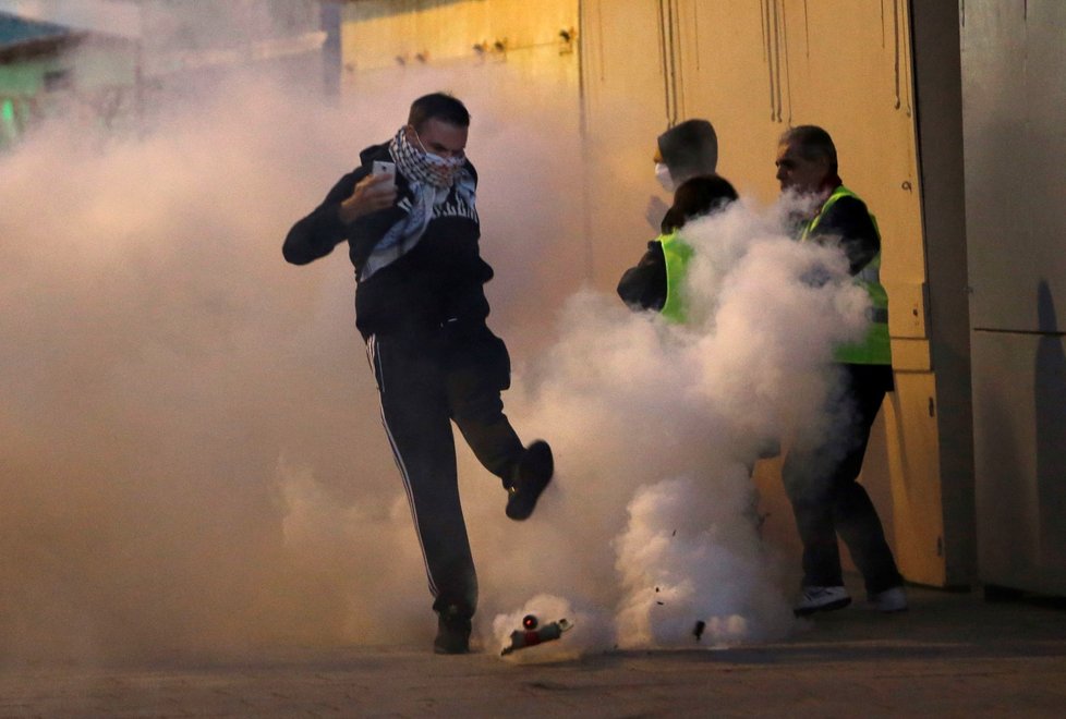 Francouzi od 17. listopadu protestovali v sobotu už potřetí v rámci hnutí takzvaných žlutých vest nejen kvůli plánovanému zvýšení cen pohonných hmot, ale proti růstu životních nákladů obecně. K sobotním akcím se připojilo v celé zemi na 75.000 lidí.