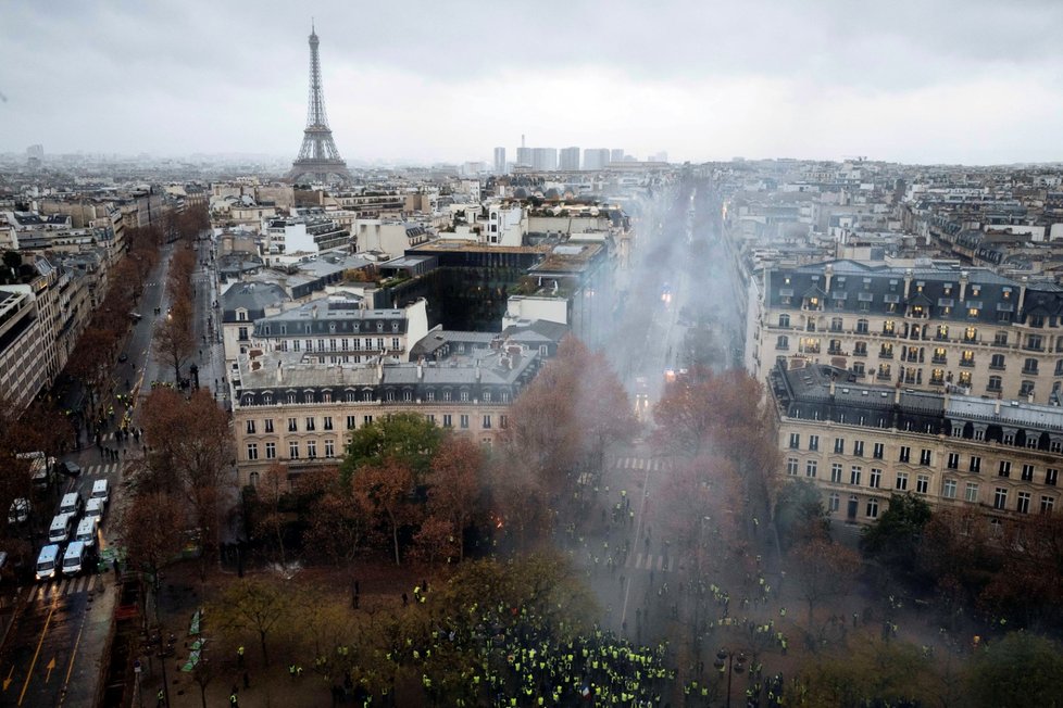 Francouzi od 17. listopadu protestovali v sobotu už potřetí v rámci hnutí takzvaných žlutých vest nejen kvůli plánovanému zvýšení cen pohonných hmot, ale proti růstu životních nákladů obecně. K sobotním akcím se připojilo v celé zemi na 75.000 lidí.