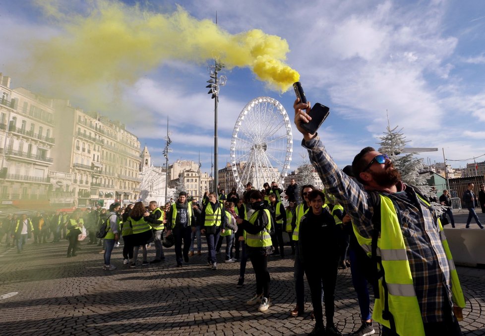 Francouzi od 17. listopadu protestovali v sobotu už potřetí v rámci hnutí takzvaných žlutých vest nejen kvůli plánovanému zvýšení cen pohonných hmot, ale proti růstu životních nákladů obecně. K sobotním akcím se připojilo v celé zemi na 75.000 lidí