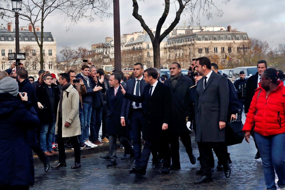 Francouzi od 17. listopadu protestovali v sobotu už potřetí v rámci hnutí takzvaných žlutých vest nejen kvůli plánovanému zvýšení cen pohonných hmot, ale proti růstu životních nákladů obecně. K sobotním akcím se připojilo v celé zemi na 75.000 lidí