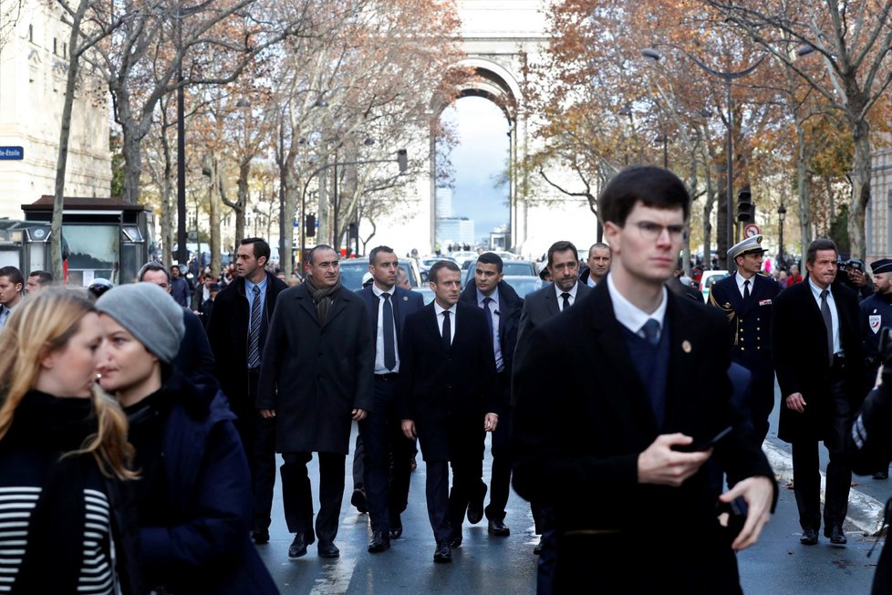 Francouzi od 17. listopadu protestovali v sobotu už potřetí v rámci hnutí takzvaných žlutých vest nejen kvůli plánovanému zvýšení cen pohonných hmot, ale proti růstu životních nákladů obecně. K sobotním akcím se připojilo v celé zemi na 75.000 lidí