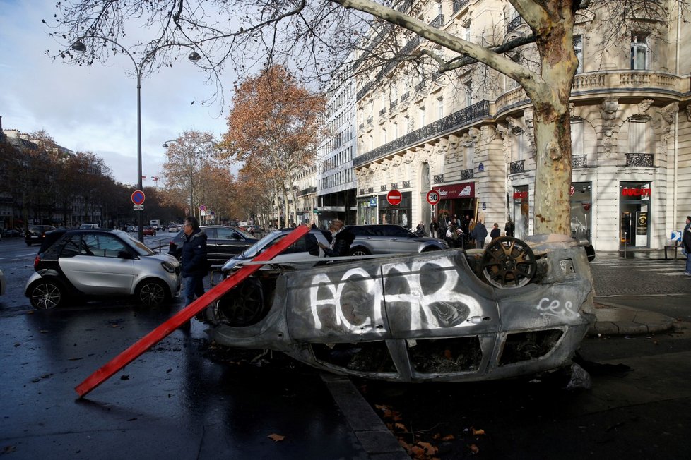 Francouzi od 17. listopadu protestovali v sobotu už potřetí v rámci hnutí takzvaných žlutých vest nejen kvůli plánovanému zvýšení cen pohonných hmot, ale proti růstu životních nákladů obecně. K sobotním akcím se připojilo v celé zemi na 75.000 lidí