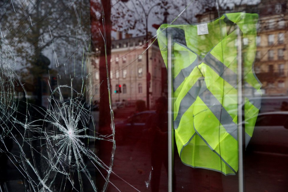 Francouzi od 17. listopadu protestovali v sobotu už potřetí v rámci hnutí takzvaných žlutých vest nejen kvůli plánovanému zvýšení cen pohonných hmot, ale proti růstu životních nákladů obecně. K sobotním akcím se připojilo v celé zemi na 75.000 lidí