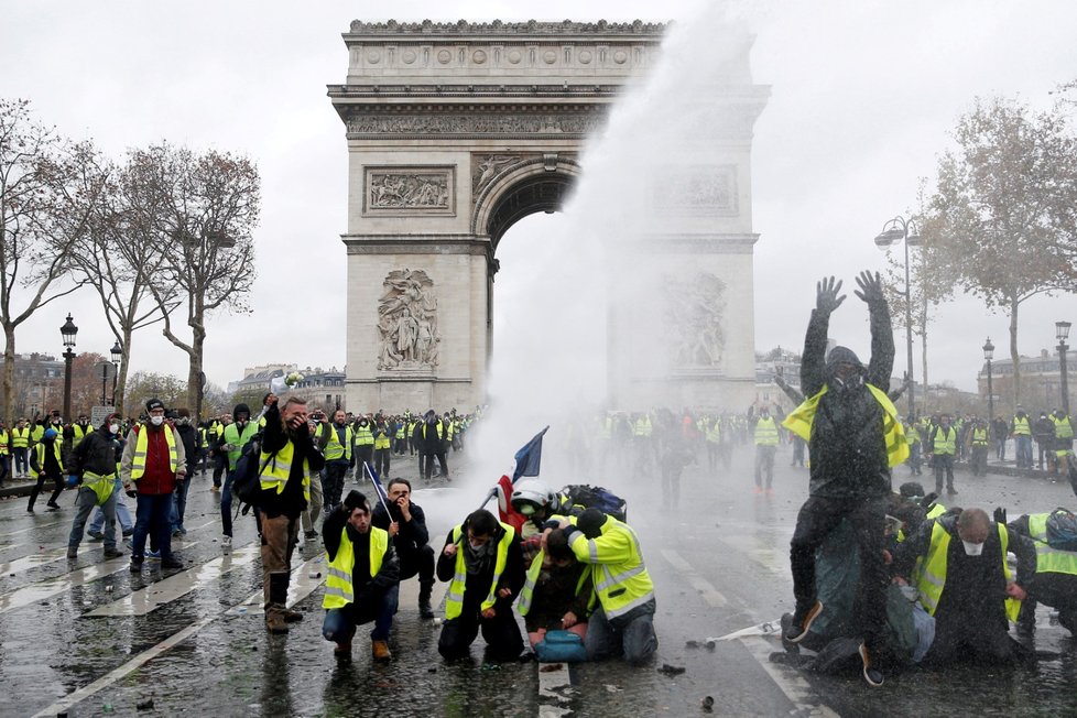 Francouzi od 17. listopadu protestovali v sobotu už potřetí v rámci hnutí takzvaných žlutých vest nejen kvůli plánovanému zvýšení cen pohonných hmot, ale proti růstu životních nákladů obecně. K sobotním akcím se připojilo v celé zemi na 75.000 lidí.