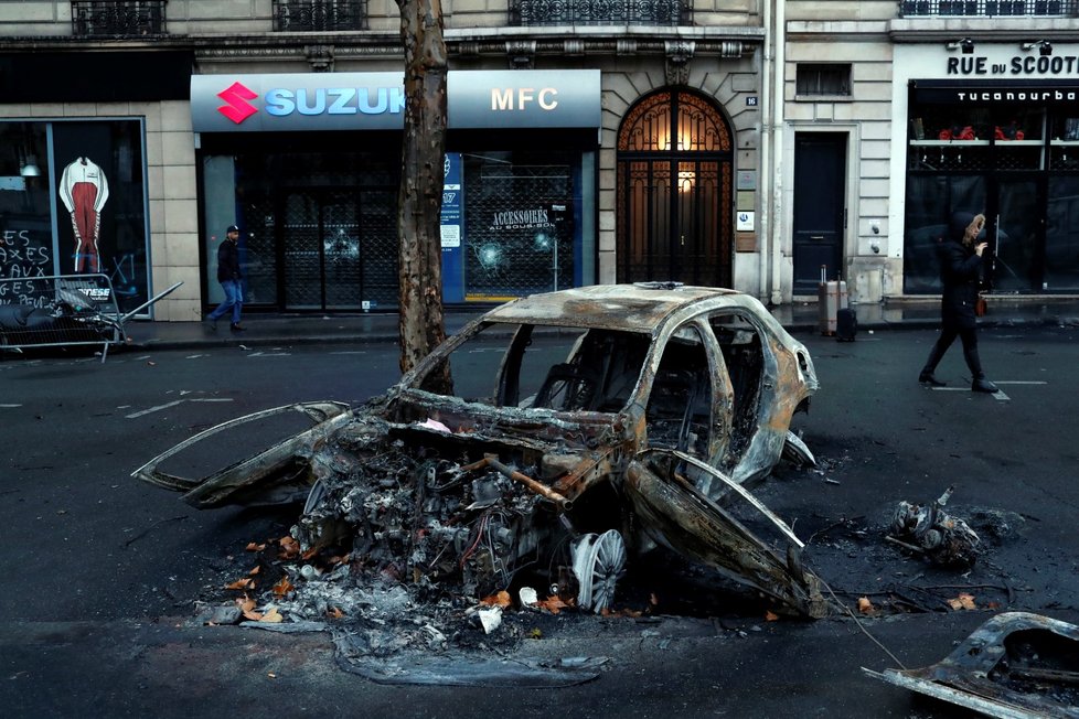 Francouzi od 17. listopadu protestovali v sobotu už potřetí v rámci hnutí takzvaných žlutých vest nejen kvůli plánovanému zvýšení cen pohonných hmot, ale proti růstu životních nákladů obecně. K sobotním akcím se připojilo v celé zemi na 75.000 lidí.