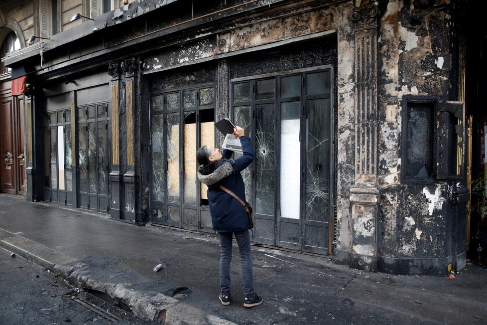 Francouzi od 17. listopadu protestovali v sobotu už potřetí v rámci hnutí takzvaných žlutých vest nejen kvůli plánovanému zvýšení cen pohonných hmot, ale proti růstu životních nákladů obecně. K sobotním akcím se připojilo v celé zemi na 75.000 lidí.