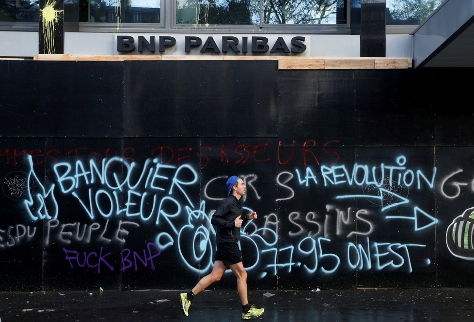 Francouzi od 17. listopadu protestovali v sobotu už potřetí v rámci hnutí takzvaných žlutých vest nejen kvůli plánovanému zvýšení cen pohonných hmot, ale proti růstu životních nákladů obecně. K sobotním akcím se připojilo v celé zemi na 75.000 lidí.