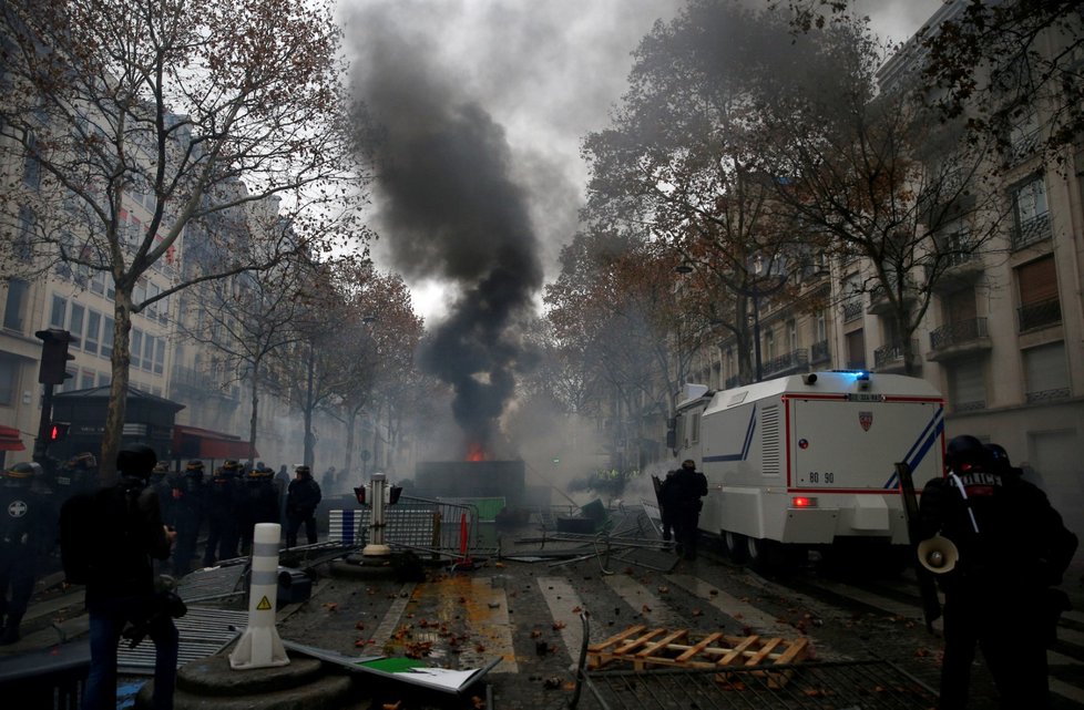 Francouzi od 17. listopadu protestovali v sobotu už potřetí v rámci hnutí takzvaných žlutých vest nejen kvůli plánovanému zvýšení cen pohonných hmot, ale proti růstu životních nákladů obecně. K sobotním akcím se připojilo v celé zemi na 75.000 lidí.