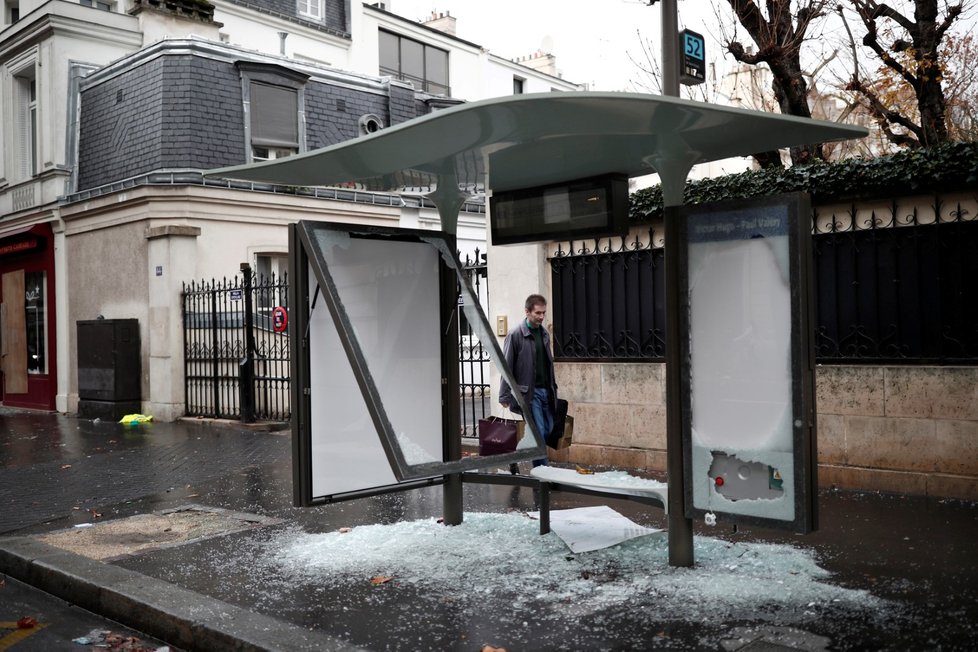 Francouzi od 17. listopadu protestovali v sobotu už potřetí v rámci hnutí takzvaných žlutých vest nejen kvůli plánovanému zvýšení cen pohonných hmot, ale proti růstu životních nákladů obecně. K sobotním akcím se připojilo v celé zemi na 75.000 lidí