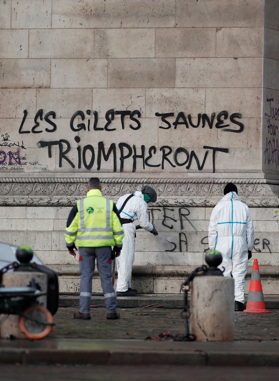 Francouzi od 17. listopadu protestovali v sobotu už potřetí v rámci hnutí takzvaných žlutých vest nejen kvůli plánovanému zvýšení cen pohonných hmot, ale proti růstu životních nákladů obecně. K sobotním akcím se připojilo v celé zemi na 75.000 lidí