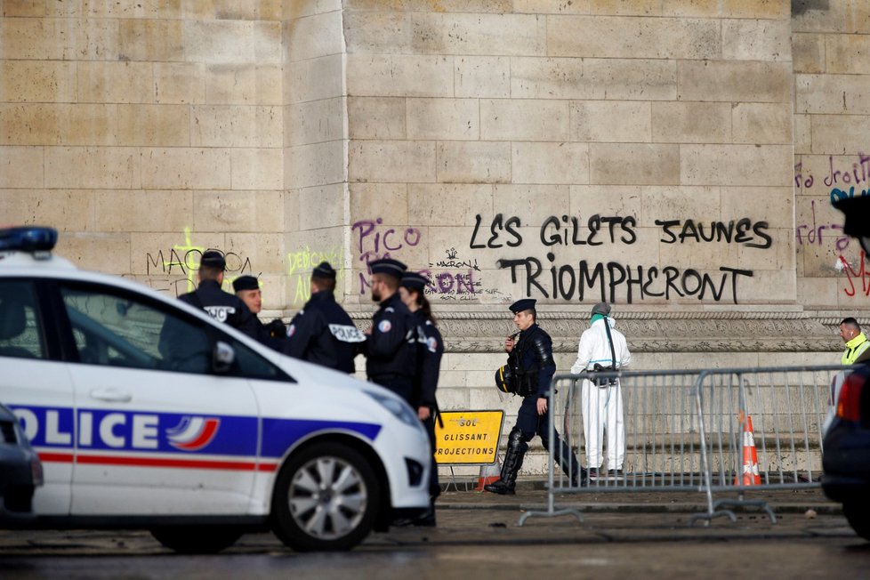 Francouzi od 17. listopadu protestovali v sobotu už potřetí v rámci hnutí takzvaných žlutých vest nejen kvůli plánovanému zvýšení cen pohonných hmot, ale proti růstu životních nákladů obecně. K sobotním akcím se připojilo v celé zemi na 75.000 lidí